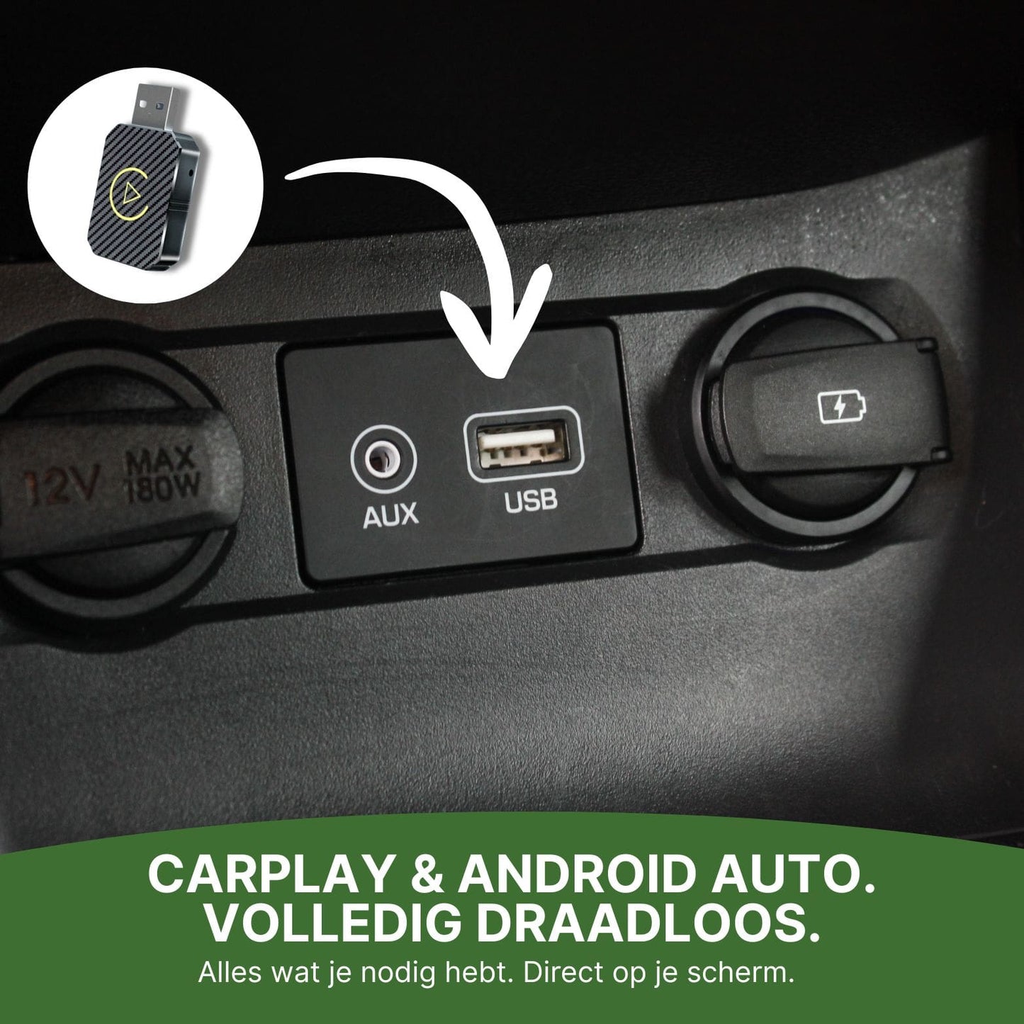 PlugWave USB adapter aangesloten op de USB-poort van een auto voor draadloze CarPlay en Android Auto functionaliteit zonder kabels