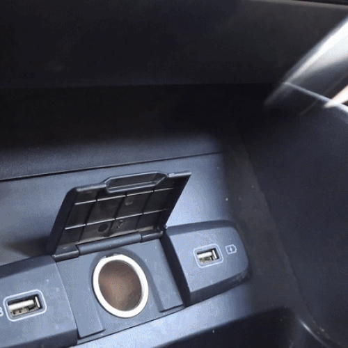 GIF-handleiding waarin stap voor stap wordt getoond hoe je de 360Guard Pro dashcam eenvoudig opplakt en monteert op de voorruit of het dashboard.