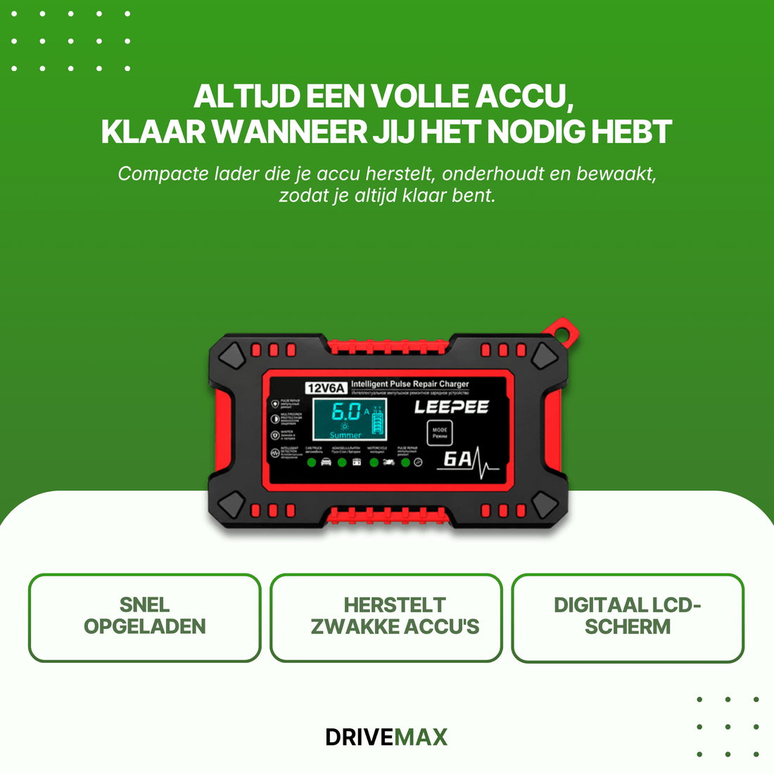 Acculader aangesloten op auto-accu in geopende motorkap