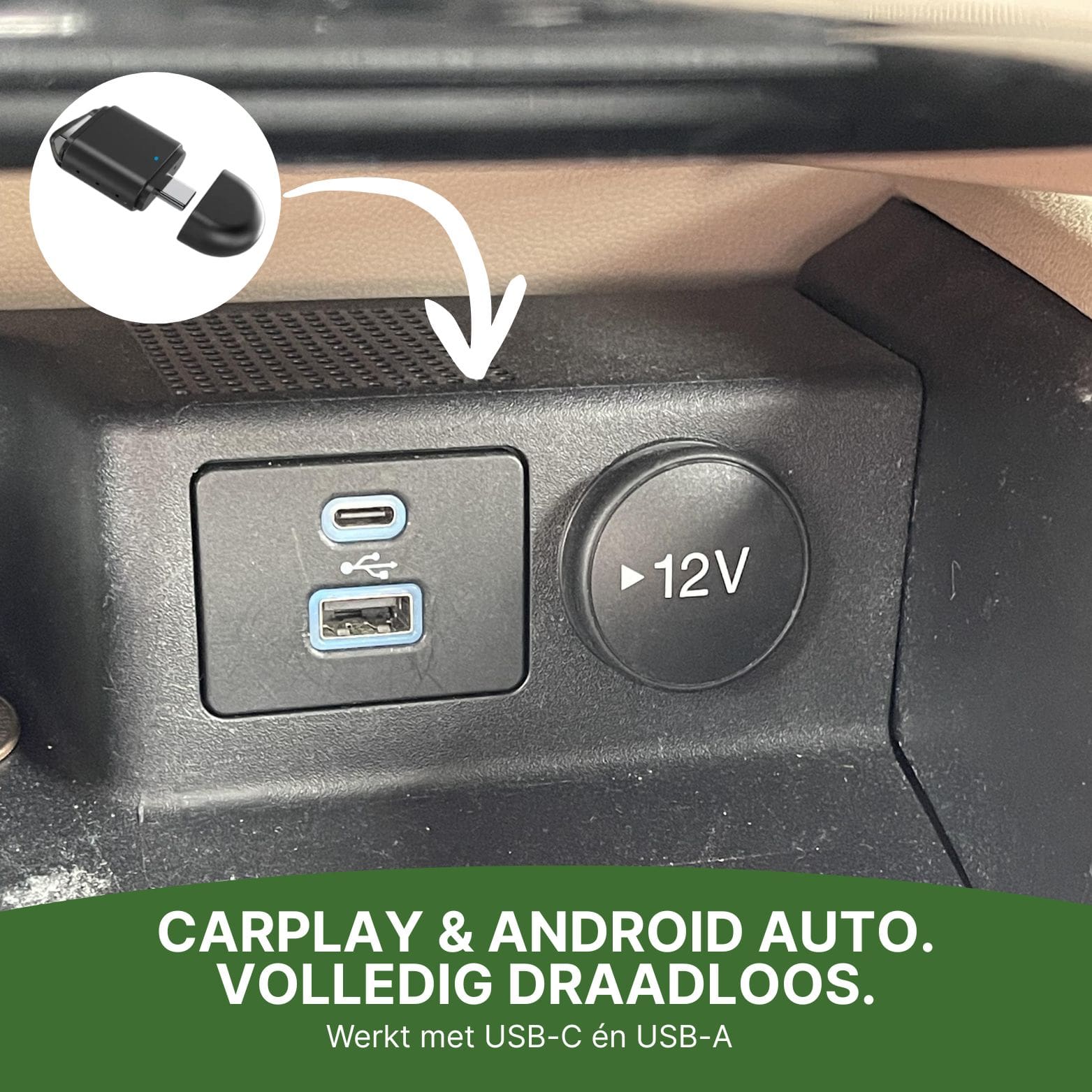 DriveLink adapter met pijl naar USB-C en USB-A poorten op auto dashboard voor draadloze CarPlay en Android Auto