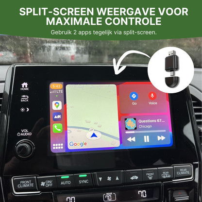 DriveLink adapter verbonden met auto display met split-screen weergave van navigatie en muziekapps