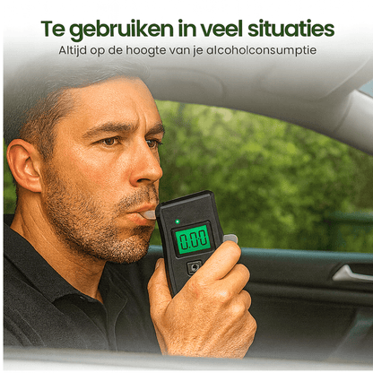 Man gebruikt een DriveSafe alcoholtester in de auto om zijn alcoholpromillage te controleren.