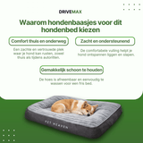 Grijze rechthoekige hondenmand met geribbeld kussen waarop een hond ontspannen ligt.