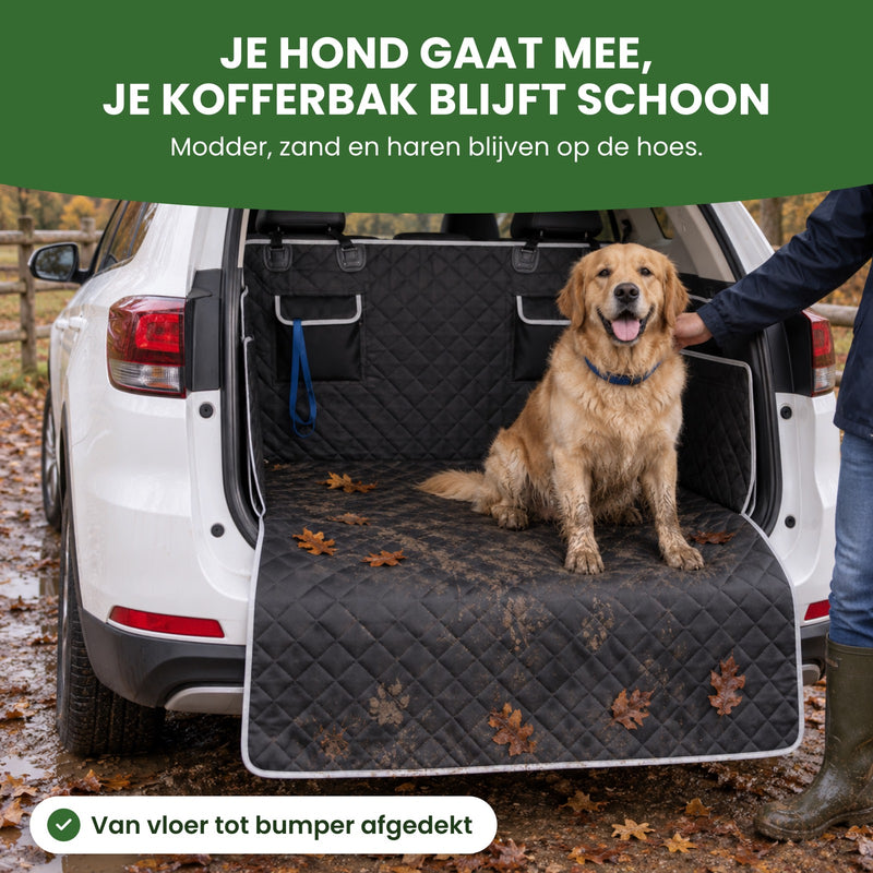 Golden retriever met modderpoten zit op de PawCover in de kofferbak bij de bosrand: je hond gaat mee, je kofferbak blijft schoon