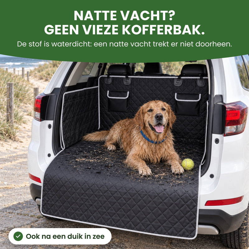Natte golden retriever ligt na het strand op de waterdichte PawCover in de kofferbak: natte vacht, geen vieze kofferbak