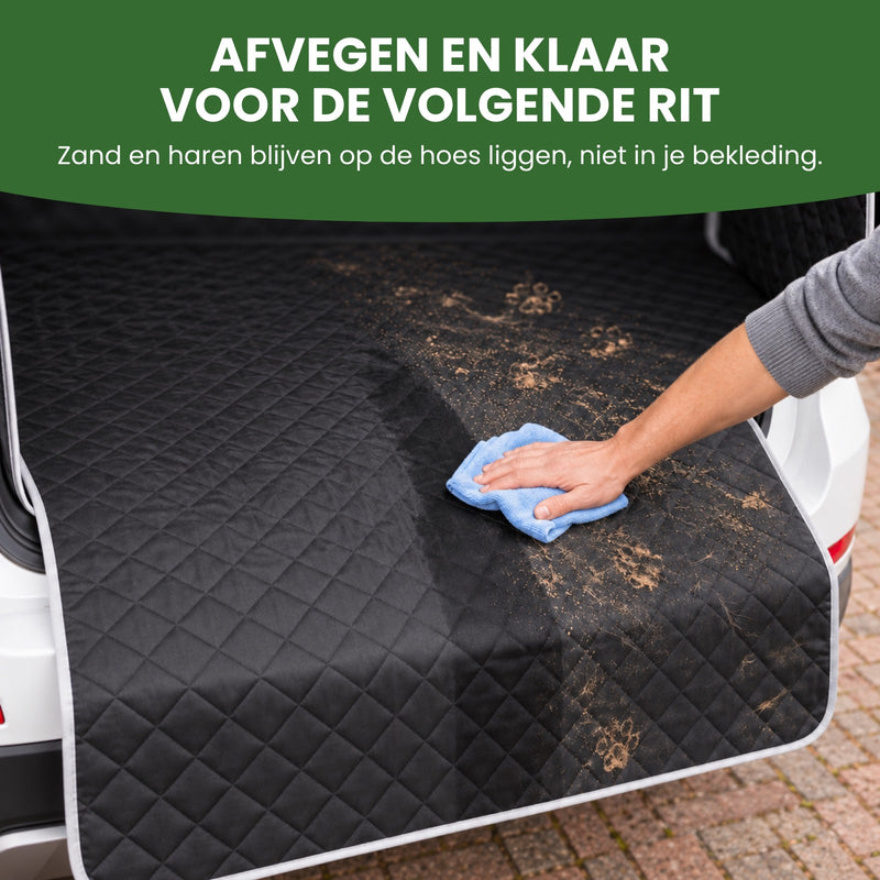 Hand veegt modderpoten en zand met een doek van de PawCover hondendeken: afvegen en klaar voor de volgende rit