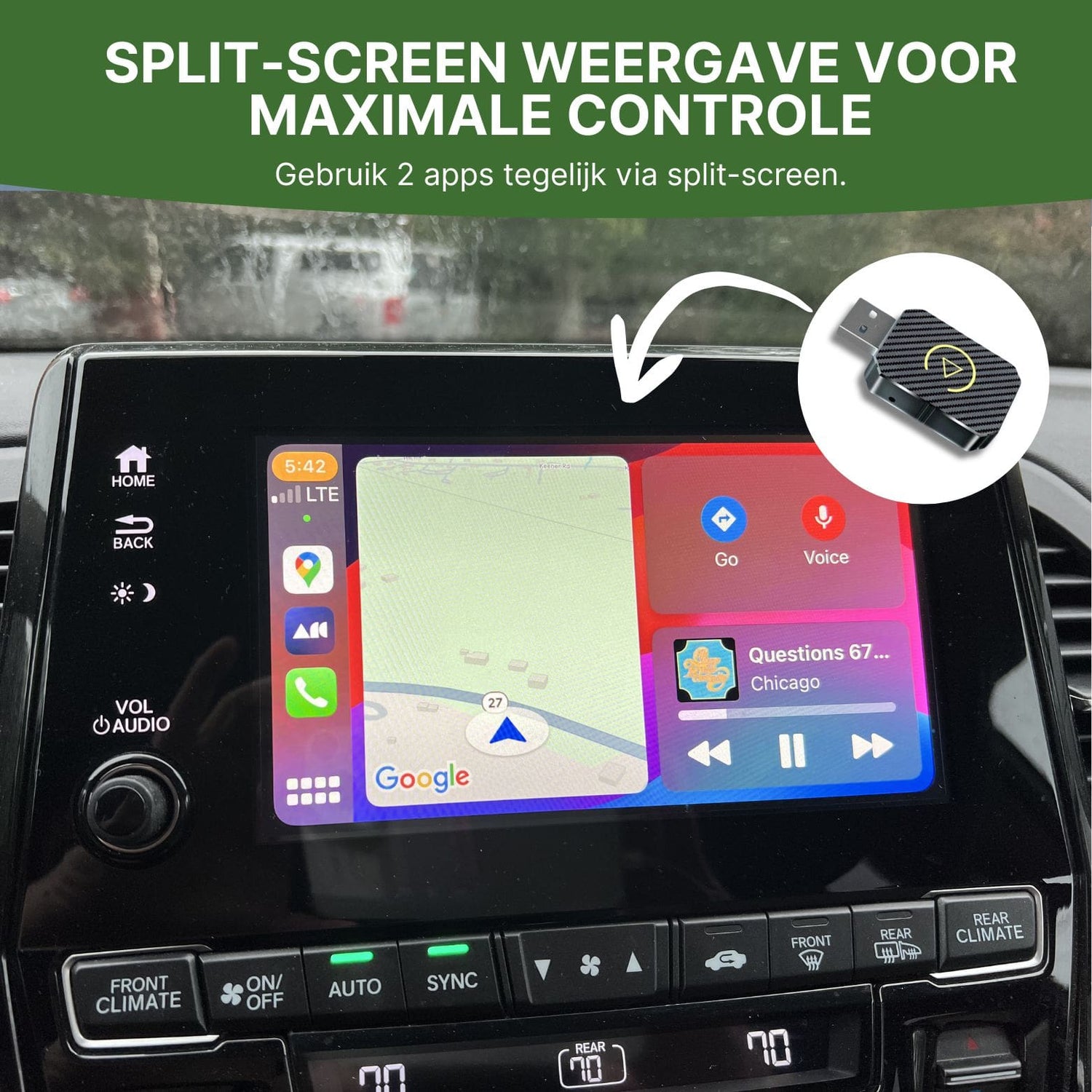 PlugWave USB-adapter toont split-screen weergave van Apple CarPlay en Android Auto met gelijktijdige navigatie en muziekbediening in de auto