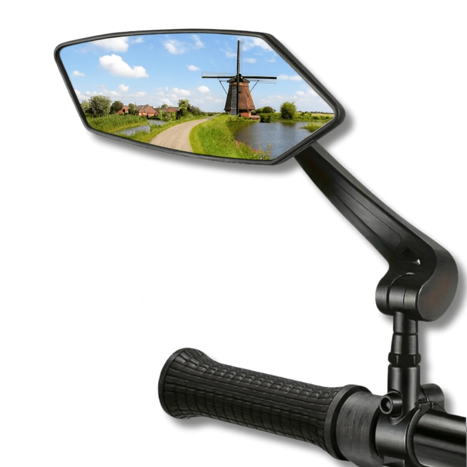 Zwarte Reflectra fietsspiegel gemonteerd op stuur, met reflectie van Nederlands landschap.