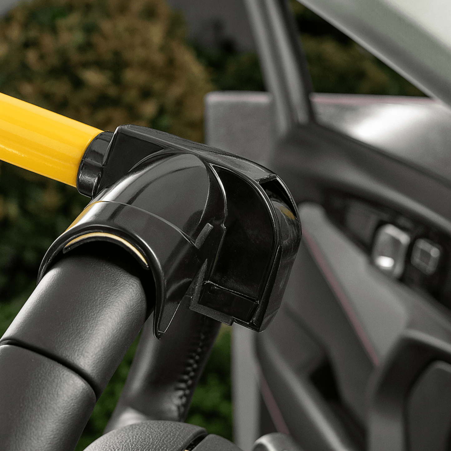 Zijaanzicht van geel-zwart stuurslot op stuur met open portier, geschikt als diefstalpreventie.