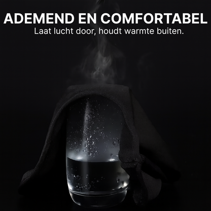 Stoomdemonstratie van ademende ThermoShield™ balaclava-stof die lucht doorlaat maar warmte vasthoudt.
